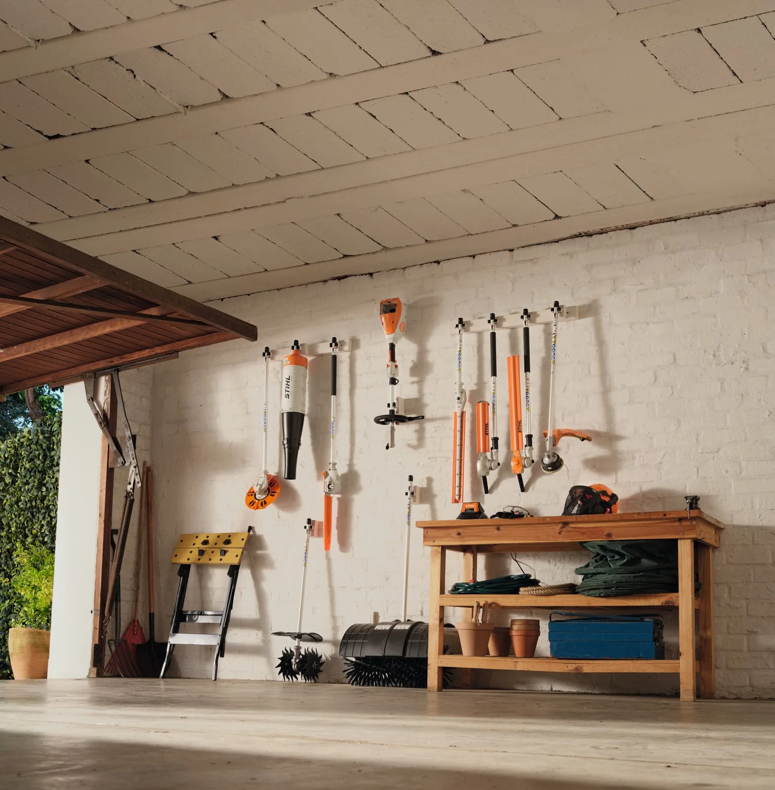 Аккумуляторный комбинированный двигатель STIHL KMA 80 R — фото производителя
