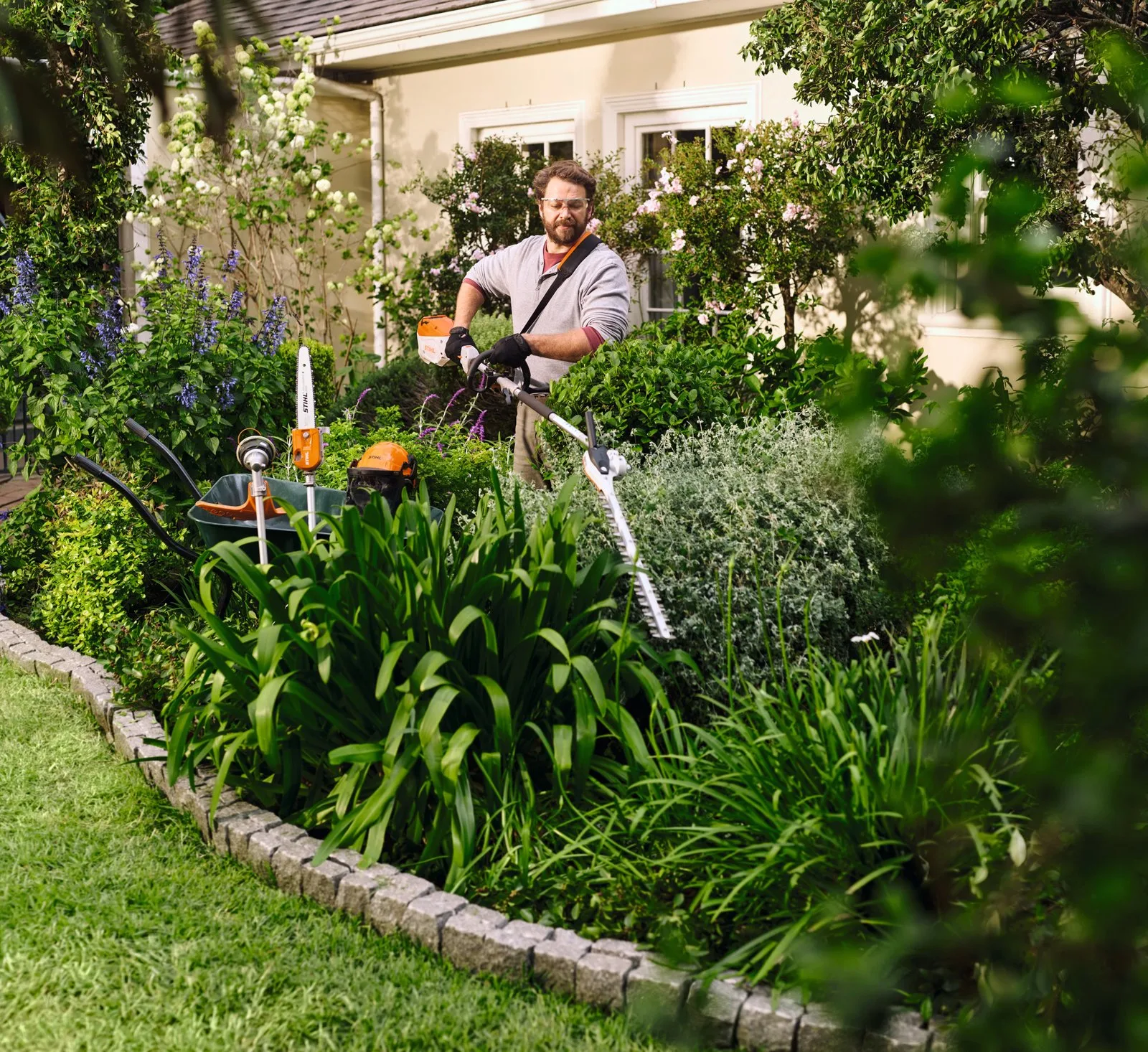 Аккумуляторный комбинированный двигатель STIHL KMA 80 R — фото производителя