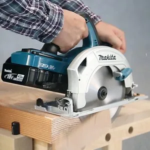 Аккумуляторная циркулярная пила Makita DHS710ZJ — фото производителя