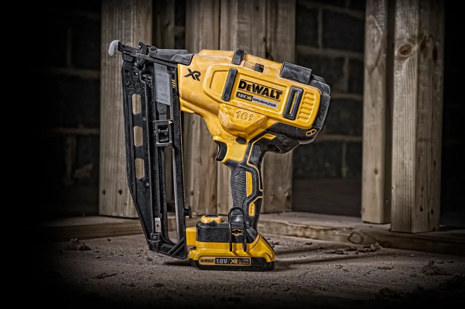 Аккумуляторный гвоздезабивной пистолет DeWalt DCN660D2-GB